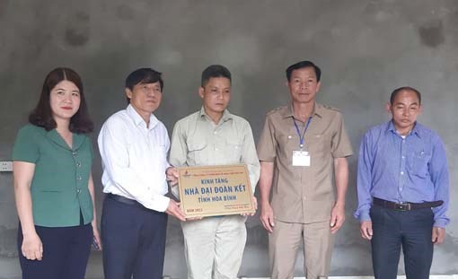 Hòa Bình: Bàn giao nhà đại đoàn kết cho hộ nghèo xã Toàn Sơn