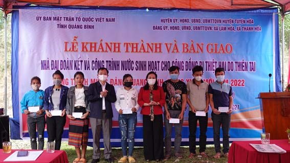 Mặt trận Trung ương trao hỗ trợ 10 nhà Đại đoàn kết cho người nghèo ở Quảng Bình