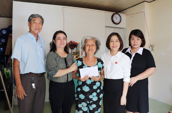 Ủy ban MTTQ Việt Nam TP.Vũng Tàu trao tiền hỗ trợ người già neo đơn