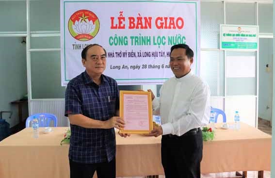 Ủy ban MTTQ Việt Nam tỉnh Long An bàn giao công trình máy lọc nước tại xã Long Hựu Tây  