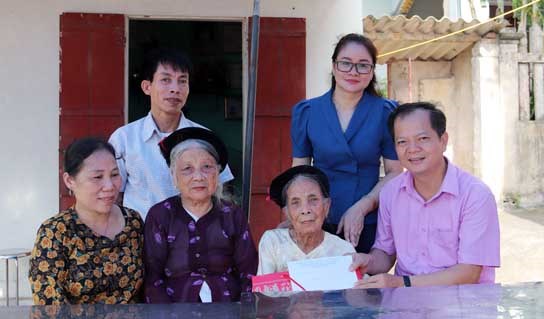 Lãnh đạo Ủy ban MTTQ tỉnh Bắc Giang thăm, tặng quà Mẹ Việt Nam Anh hùng Tăng Thị Khí