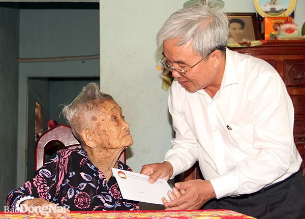 Lãnh đạo Ủy ban MTTQ tỉnh Đồng Nai thăm, tặng quà Bà mẹ Việt Nam anh hùng, mẹ liệt sĩ và người có công