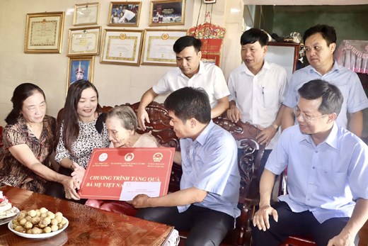 Chủ tịch Ủy ban MTTQ tỉnh Hà Tĩnh thăm hỏi gia đình chính sách, người có công ở Vũ Quang