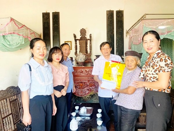 Ủy ban MTTQ tỉnh Vĩnh Phúc thăm, tặng quà gia đình chính sách