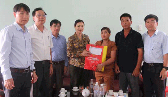 Phó Chủ tịch Uỷ ban Trung ương MTTQ Việt Nam Trương Thị Ngọc Ánh  thăm, tặng quà các gia đình chính sách và trẻ mồ côi tại tỉnh Kon Tum