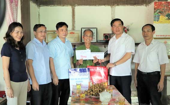 Chủ tịch Ủy ban Mặt trận Tổ quốc tỉnh Điện Biên thăm, tặng quà gia đình chính sách tại huyện Điện Biên