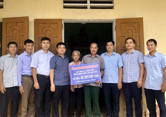Chủ tịch Ủy ban MTTQ tỉnh Tuyên Quang thăm, trao kinh phí hỗ trợ làm nhà ở cho hộ gia đình chính sách