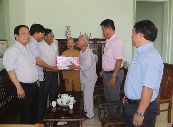 Ủy ban MTTQ tỉnh Lâm Đồng thăm, tặng quà các gia đình chính sách