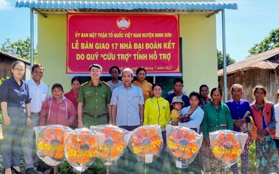 Ủy ban MTTQ Việt Nam huyện Ninh Sơn bàn giao nhà đại đoàn kết cho các hộ nghèo