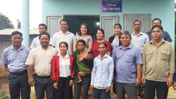 Chủ tịch Ủy ban MTTQ Việt Nam tỉnh Gia Lai tặng 'Nhà tình nghĩa' cho hộ nghèo