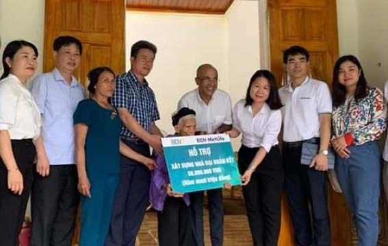 Ủy  ban MTTQ huyện Vĩnh Lộc trao nhà đại đoàn kết cho hộ nghèo