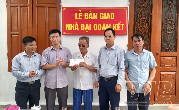 Tiền Hải (Thái Bình): Trao nhà đại đoàn kết cho gia đình hộ nghèo xã Nam Thắng