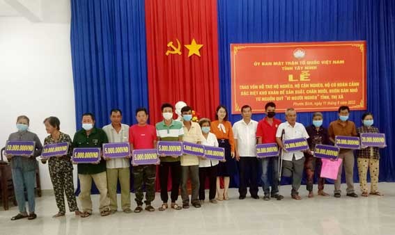 Uỷ ban Mặt trận Tổ quốc Việt Nam tỉnh Tây Ninh: Trao vốn hỗ trợ các hộ nghèo, hộ cận nghèo xã Phước Bình (thị xã Trảng Bàng) 