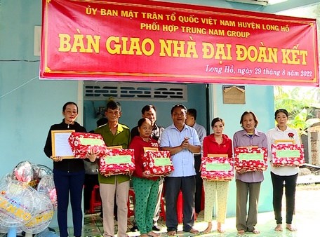 MTTQ huyện Long Hồ (Vĩnh Long): Bàn giao 68 căn nhà đại đoàn kết