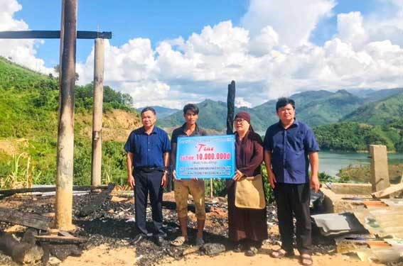 Ủy ban MTTQ Việt Nam tỉnh Quảng Ngãi thăm và hỗ trợ gia đình có nhà ở bị cháy
