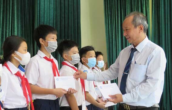 MTTQ TP Tuy Hòa: Tiếp sức cho học sinh nghèo đến trường
