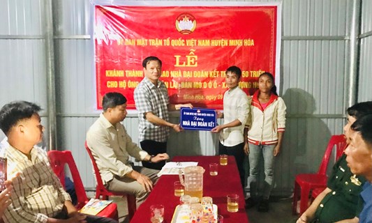 Quảng Bình: Bàn giao nhà "Đại đoàn kết" cho hộ đồng bào dân tộc nghèo