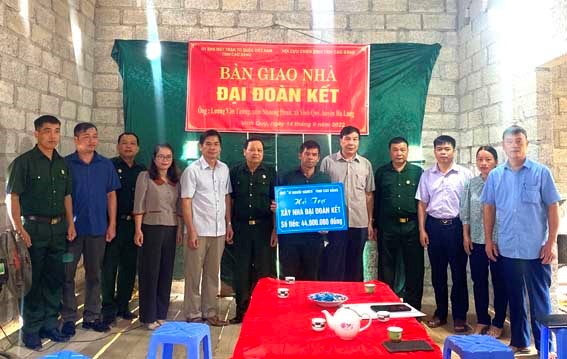 Ủy ban MTTQ tỉnh Cao Bằng trao kinh phí hỗ trợ xây nhà “Đại đoàn kết” cho hộ nghèo tại Hạ Lang