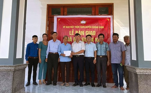 Quảng Ninh (Quảng Bình): Bàn giao nhà "Đại đoàn kết" cho hộ nghèo