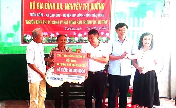 Ủy ban MTTQ tỉnh Bắc Ninh trao kinh phí hỗ trợ xây dựng nhà Đại đoàn kết cho hộ nghèo