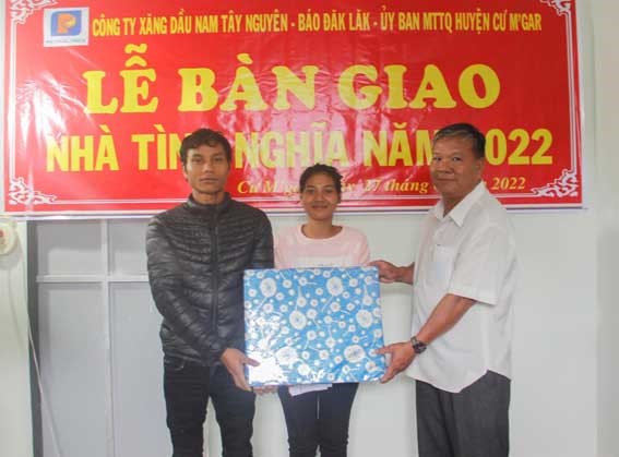 Đắk Lắk:Bàn giao nhà tình nghĩa tặng hộ nghèo ở huyện Cư M’gar