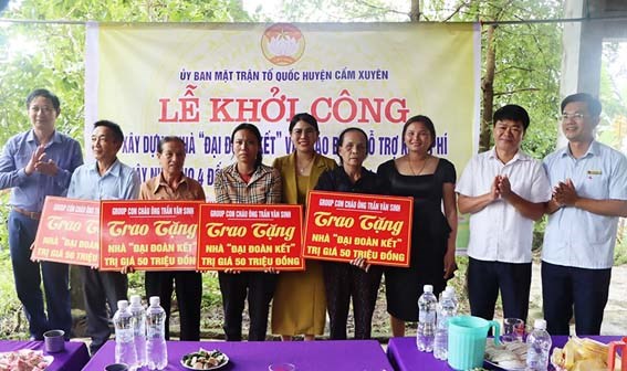 Hà Tĩnh: Uỷ ban MTTQ huyện Cẩm Xuyên trao nhà đại đoàn kết cho hộ nghèo