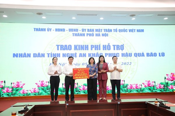 Hà Nội trao kinh phí hỗ trợ nhân dân tỉnh Nghệ An khắc phục hậu quả bão lũ