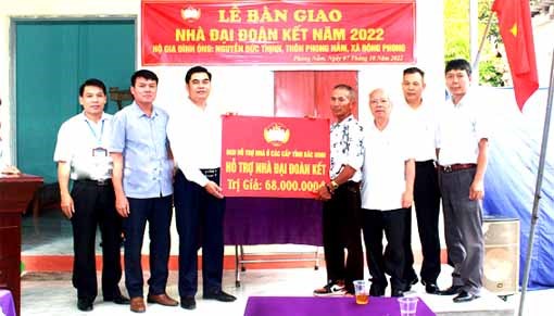 Bắc Ninh: Trao kinh phí hỗ trợ xây dựng nhà Đại đoàn kết cho hộ nghèo huyện Yên Phong