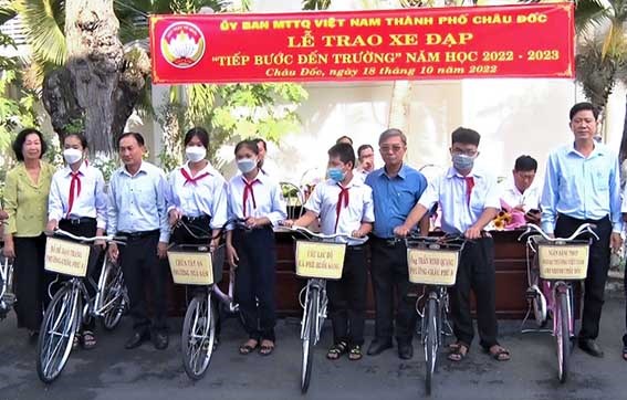 An Giang: Ủy ban MTTQVN TP. Châu Đốc trao xe đạp cho 60 học sinh khó khăn