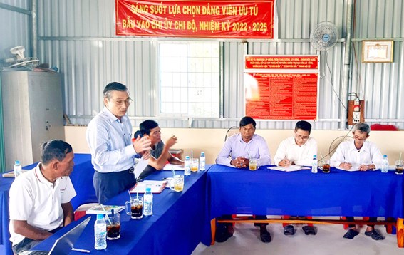 Lãnh đạo Ủy ban MTTQ tỉnh Trà Vinh dự sinh hoạt lệ Ban Công tác Mặt trận ấp Giồng Trôm