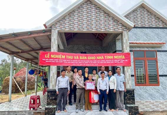 Ủy ban MTTQ tỉnh Quảng Ngãi bàn giao nhà tình nghĩa cho hộ gia đình chính sách