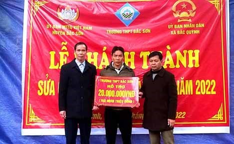 Uỷ ban MTTQ huyện Bắc Sơn: Bàn giao công trình sửa chữa nhà đại đoàn kết cho hộ nghèo