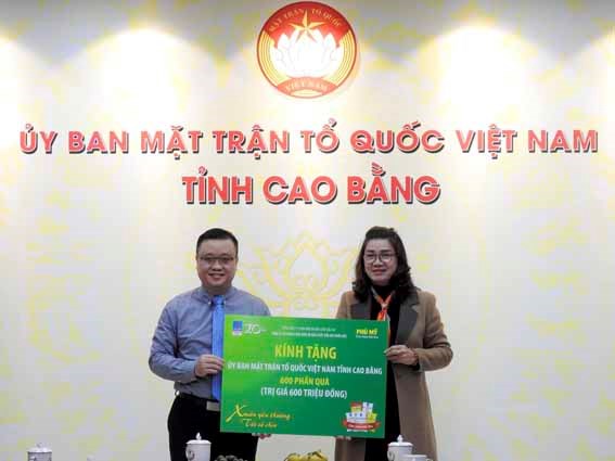 Ủy ban MTTQ tỉnh Cao Bằng tiếp nhận kinh phí hỗ trợ tặng quà Tết cho người nghèo