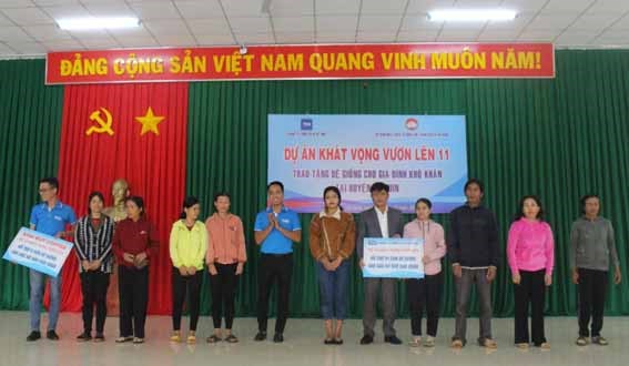 Ủy ban MTTTQ Việt Nam huyện Cư Kuin trao dê giống hỗ trợ hộ khó khăn