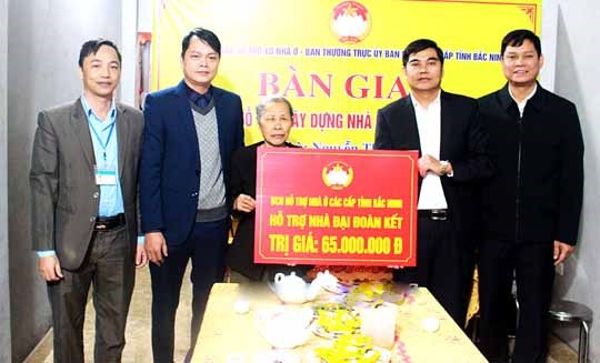 Ủy ban MTTQ tỉnh Bắc Ninh trao kinh phí hỗ trợ xây dựng nhà Đại đoàn kết cho người nghèo