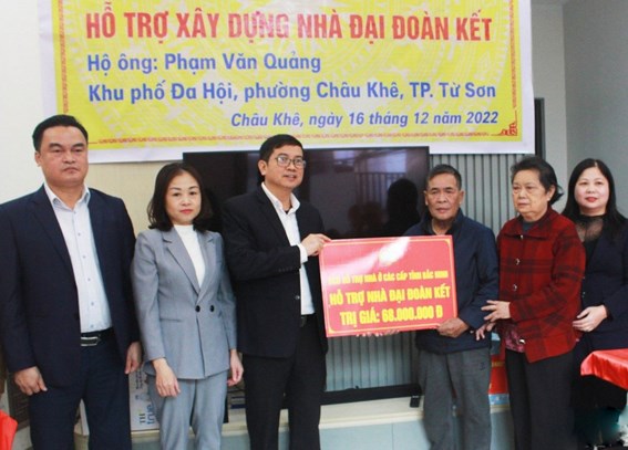 Ủy ban MTTQ tỉnh Bắc Ninh hỗ trợ xây dựng nhà Đại đoàn kết cho người nghèo thành phố Từ Sơn