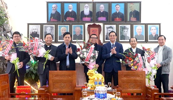 Phú Thọ: Thăm, chúc mừng chức sắc đạo Công giáo dịp Giáng sinh tại huyện Thanh Thủy
