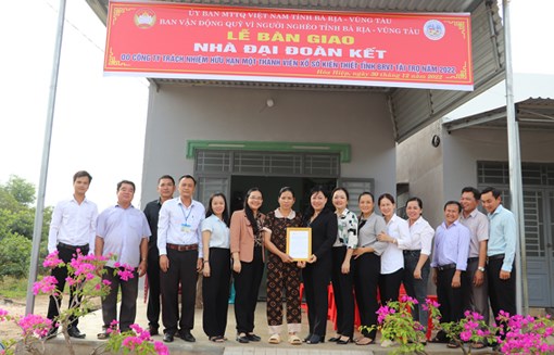 Ủy ban MTTQ Việt Nam tỉnh Bà Rịa- Vũng Tàu bàn giao nhà Đại đoàn kết cho 11 hộ nghèo