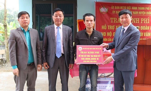 Ủy ban MTTQ TP Hà Nội trao nhà Đại đoàn kết và tặng quà Tết hộ nghèo ở huyện Quốc Oai