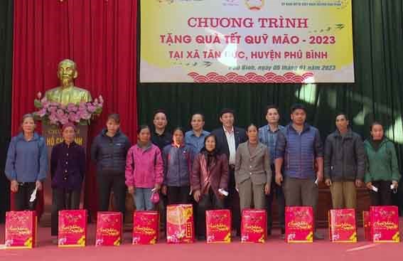 Phú Bình (Thái Nguyên): Gần 600 triệu đồng trao tặng quà Tết cho hộ nghèo