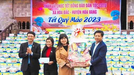 Đà Nẵng: Tặng 426 suất quà Tết cho đồng bào Cơ Tu và người Việt gốc Hoa