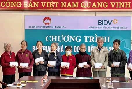 Thanh Hóa: Trao tiền hỗ trợ xây dựng nhà Đại đoàn kết cho 10 hộ nghèo TP Thanh Hóa