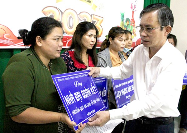 Trà Vinh: Bàn giao 358 nhà "Đại đoàn kết" tại huyện Trà Cú