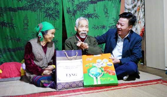 Ủy ban MTTQ Việt Nam tỉnh Quảng Trị  thăm, chúc tết các gia đình chính sách tại huyện Vĩnh Linh