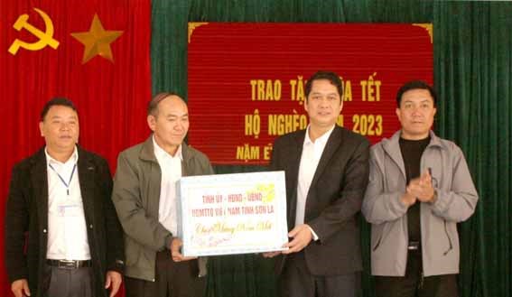 Ủy ban MTTQ Việt Nam tỉnh Sơn La thăm, chúc tết tại huyện Quỳnh Nhai