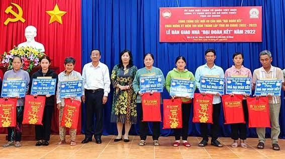 An Giang: Ủy ban MTTQ Việt Nam huyện Thoại Sơn trao 49 nhà Đại đoàn kết cho hộ nghèo