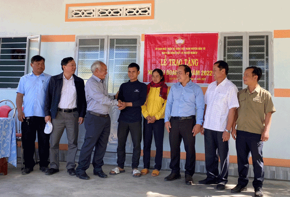 Uỷ ban MTTQ Việt Nam huyện Đắk Tô trao nhà đại đoàn kết cho hộ nghèo
