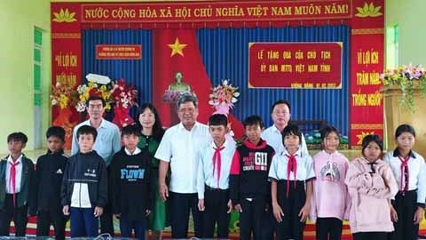 Chủ tịch MTTQ Việt Nam tỉnh Gia Lai trao quà cho học sinh dân tộc Jrai