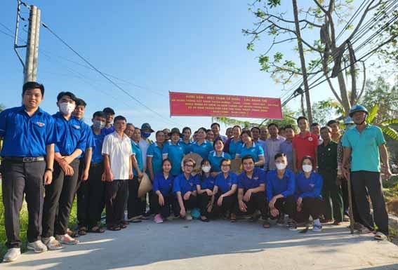 MTTQ xã Nhơn Nghĩa chung tay xây dựng tuyến đường “Sáng - xanh - sạch - đẹp - an toàn” 
