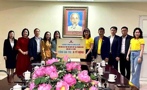 Ủy ban MTTQ tỉnh Thanh Hóa tiếp nhận ủng hộ đỡ đầu trẻ em mồ côi